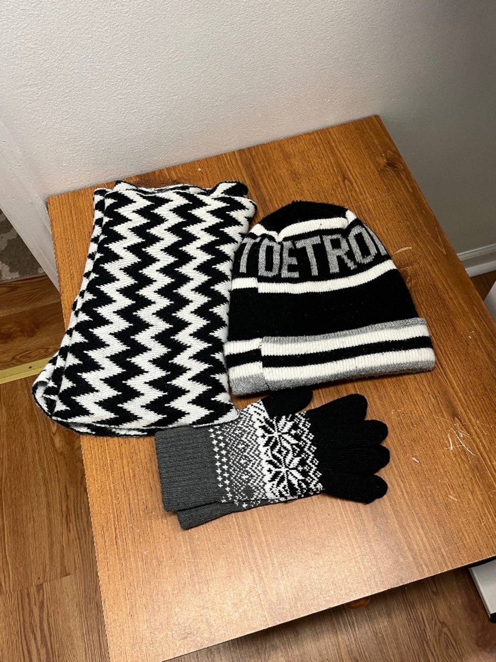 Women's Detroit Hat, Mittens, and Scarf Set OS